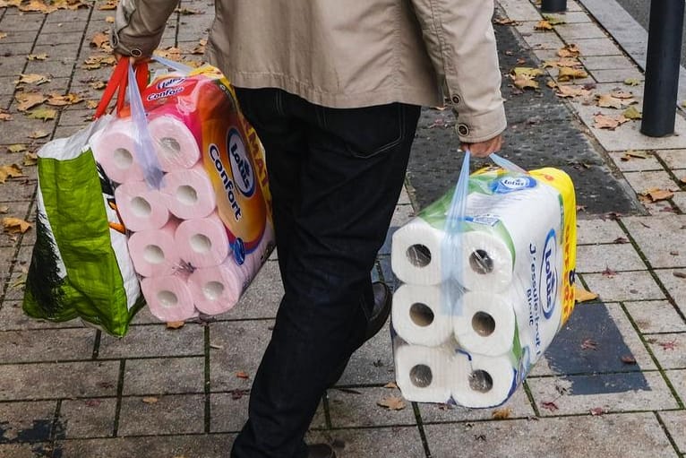 Ein Mann kauft Toilettenpapier (Symbolbild): Das Produkt war vor dem Teil-Lockdown wieder sehr beliebt.