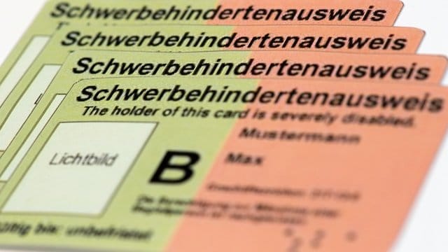 Schwerbehindertenausweis: Wer im Alter mit körperlichen Einschränkungen zu kämpfen hat, sollte sich nicht scheuen, einen solchen Ausweis zu beantragen.