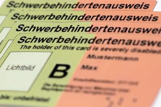 Schwerbehindertenausweis: Wer im Alter mit körperlichen Einschränkungen zu kämpfen hat, sollte sich nicht scheuen, einen solchen Ausweis zu beantragen.