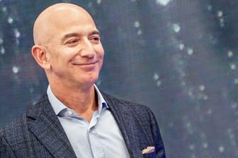 Jeff Bezos ist Chef und Gründer von Amazon und gilt als reichster Mensch der Welt.