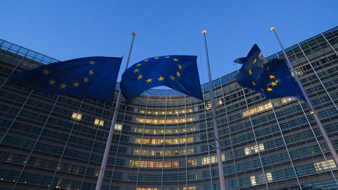 Die Europäische Kommission in Brüssel: Wenn eine mangelnde Unabhängigkeit von Gerichten in einem Empfängerstaat den Missbrauch von EU-Mitteln ermöglicht oder gefördert wird, sind künftig Strafen gegen Staaten möglich.