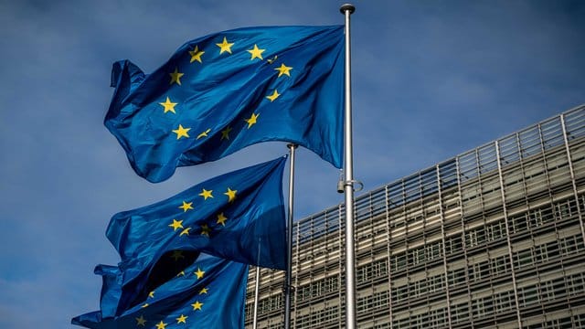 Europaflaggen wehen vor dem Sitz der Europäischen Kommission in Brüssel. Europaflaggen wehen vor dem Sitz der Europäischen Kommission in Brüssel.