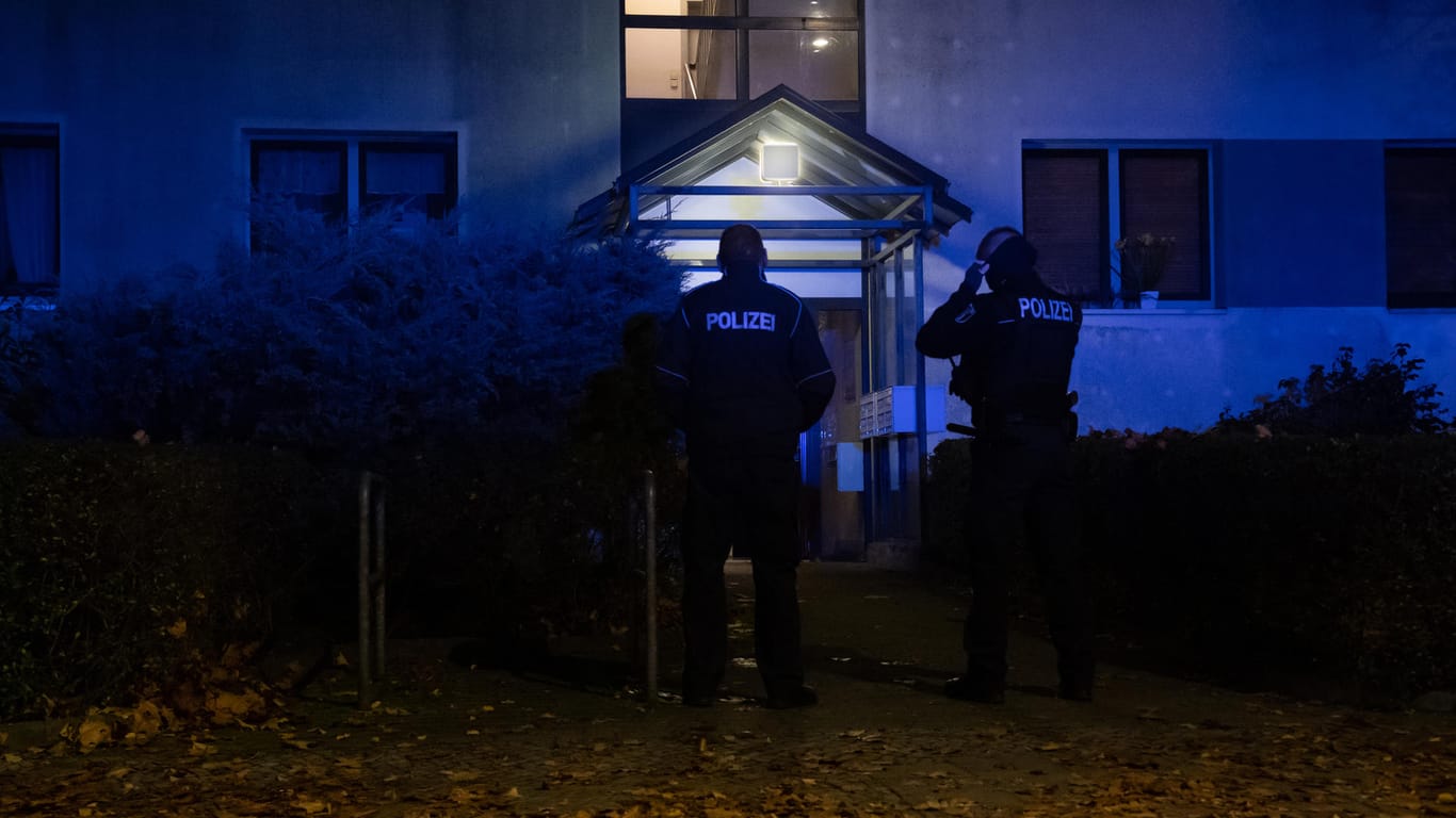 Polizeibeamte stehen vor einem Mehrfamilienhaus im Ortsteil Plänterwald: In einer Wohnung ist eine Dreijährige tot aufgefunden worden.