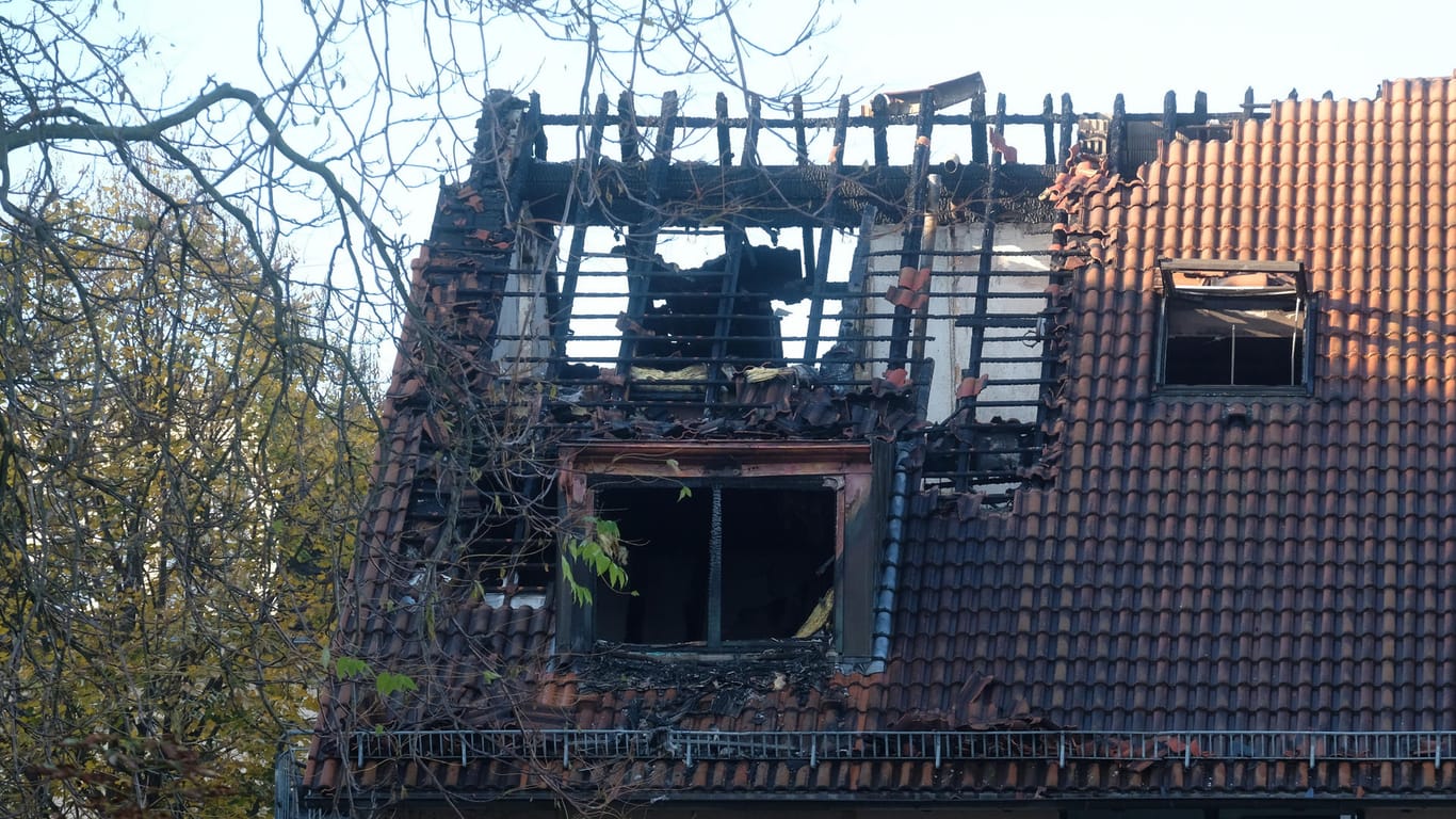 Das von einem Brand zerstörte Dachgeschoss eines Mehrfamilienhauses: Die Brandursache ist unklar.