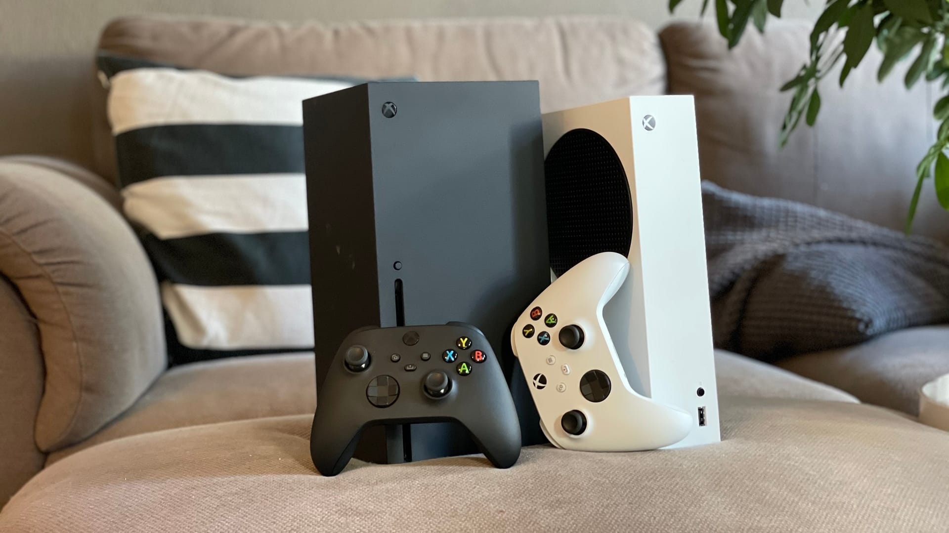 Die neuen Xbox-Konsolen: Die Xbox Series X (links) und Series S