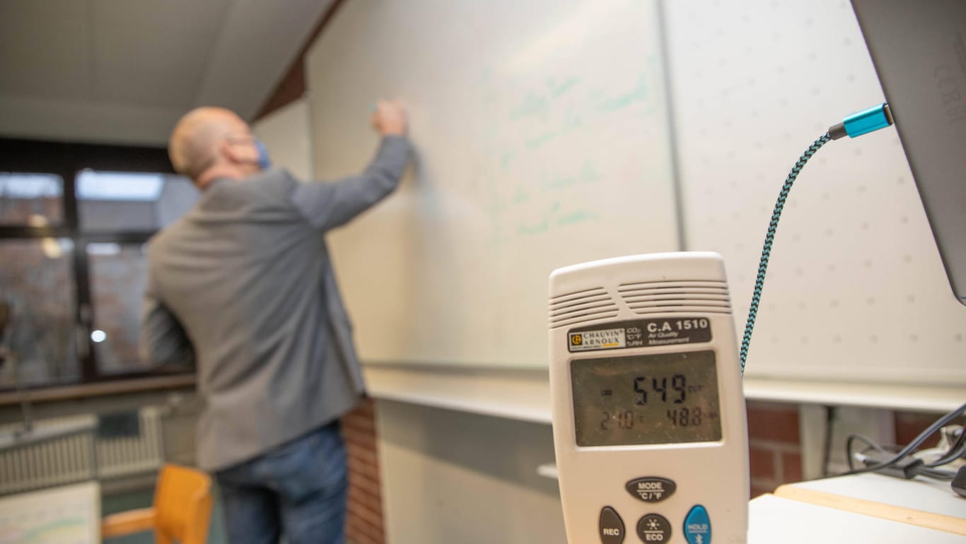 Ein CO2-Messgerät steht in einem Klassenzimmer (Symbolbild): In Köln bekommen alle Schulen diese Geräte, die anzeigen sollen, wann gelüftet werden muss.