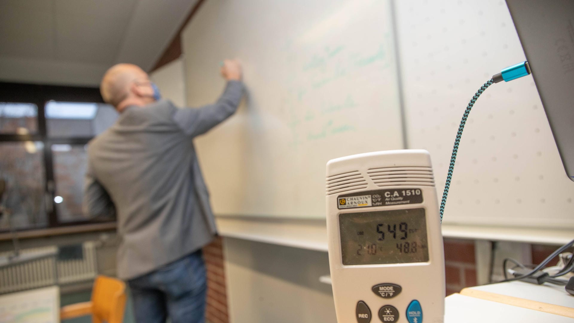 Ein CO2-Messgerät steht in einem Klassenzimmer (Symbolbild): In Köln bekommen alle Schulen diese Geräte, die anzeigen sollen, wann gelüftet werden muss. Ein CO2-Messgerät steht in einem Klassenzimmer (Symbolbild): In Köln bekommen alle Schulen diese Geräte, die anzeigen sollen, wann gelüftet werden muss.