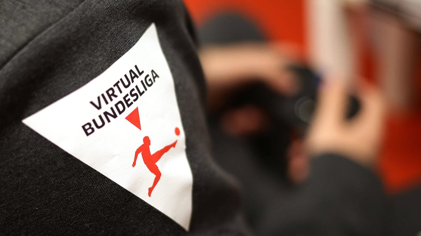Das Logo der Virutual Bundesliga ist auf dem Ärmel eines Sweatshirts gedruckt (Symbolbild): Der 1. FC Köln tritt mit einem Trio in die neue Saison der VBL an.