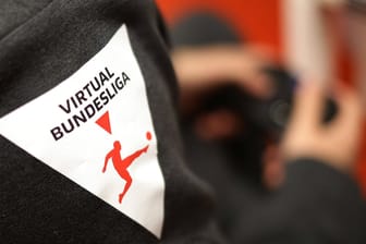 Das Logo der Virutual Bundesliga ist auf dem Ärmel eines Sweatshirts gedruckt (Symbolbild): Der 1. FC Köln tritt mit einem Trio in die neue Saison der VBL an.