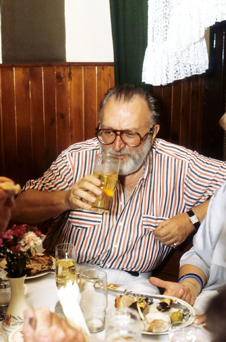 Sergio Leone im Juni 1986: Der Filmregisseur lässt sich sein Bier in Ost-Berlin schmecken.