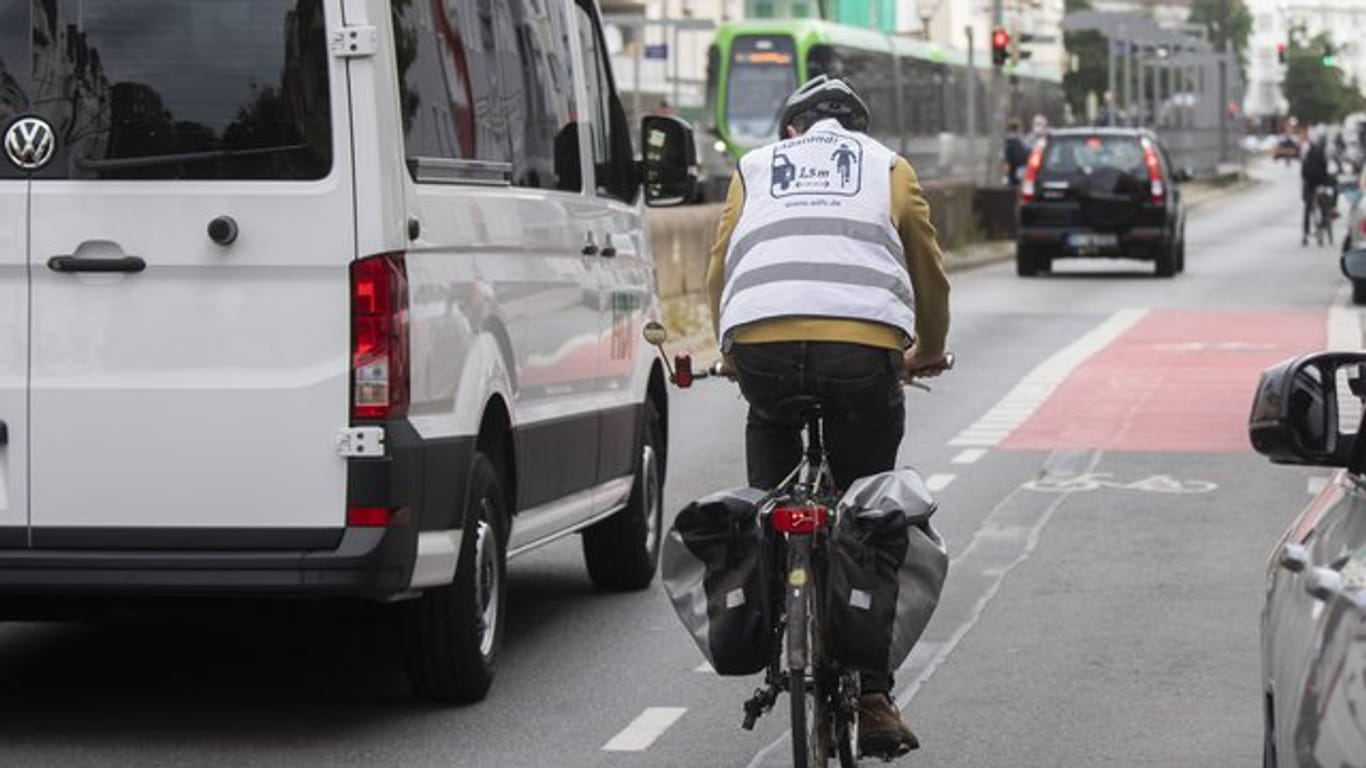 Auch in Deutschland räumen Verkehrsplaner Radfahrern immer mehr Platz ein.