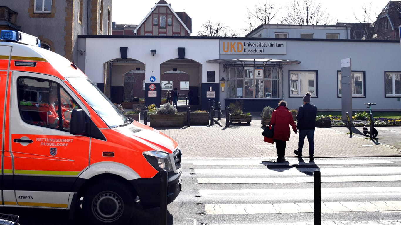Ein Rettungswagen fährt am Düsseldorfer Uniklinikum vorbei: Das Krankenhaus bereitet sich auf einen Anstieg der Corona-Patienten vor.