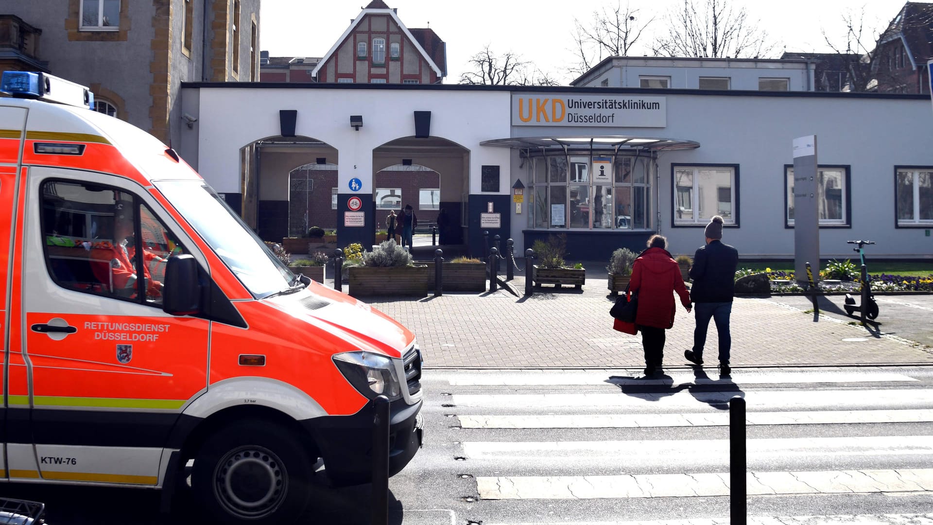 Ein Rettungswagen fährt am Düsseldorfer Uniklinikum vorbei: Das Krankenhaus bereitet sich auf einen Anstieg der Corona-Patienten vor. Ein Rettungswagen fährt am Düsseldorfer Uniklinikum vorbei: Das Krankenhaus bereitet sich auf einen Anstieg der Corona-Patienten vor.
