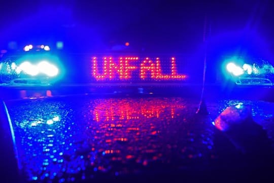 Ein Polizei Blaulicht bei der Unfallaufnahme: Ein Jugendlicher hat die Kontrolle über ein Auto verloren und ist von der Fahrbahn abgekommen.