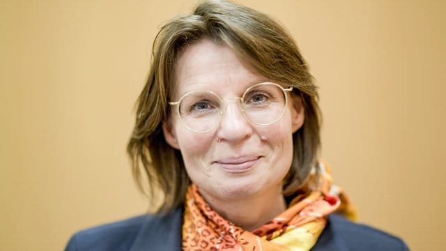 Anke Frieling steht im Rathaus