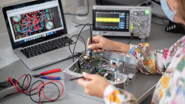 Eine Frau zeigt in einem Labor des Technologieunternehmens Qant eine Spannungsmessung an einem Quantensensor (gestellte Szene). Eine Frau zeigt in einem Labor des Technologieunternehmens Qant eine Spannungsmessung an einem Quantensensor (gestellte Szene).