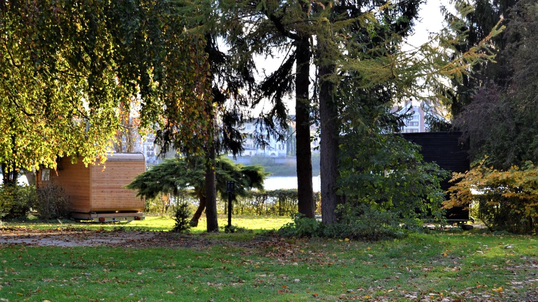 Blick auf den Wiesenhaus Campingplatz in Köln: Dort stehen einige Tinyhäuser (wie links oben in der Ecke), die für ihre Bewohner trotz beengten Platzverhältnissen oft pure Freiheit bedeuten.