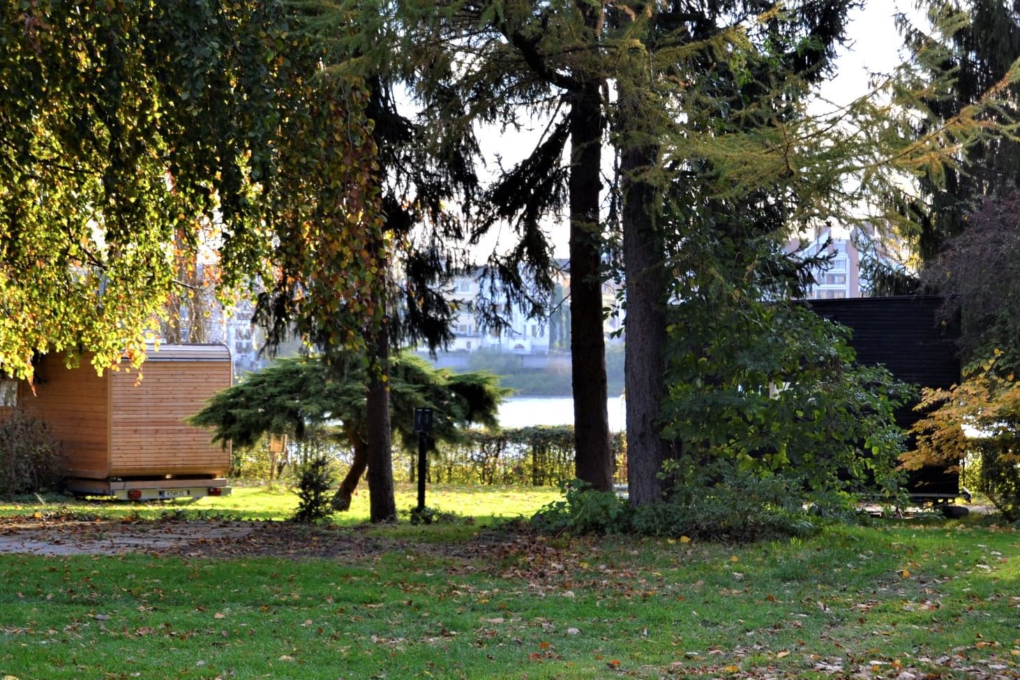 Blick auf den Wiesenhaus Campingplatz in Köln: Dort stehen einige Tinyhäuser (wie links oben in der Ecke), die für ihre Bewohner trotz beengten Platzverhältnissen oft pure Freiheit bedeuten.