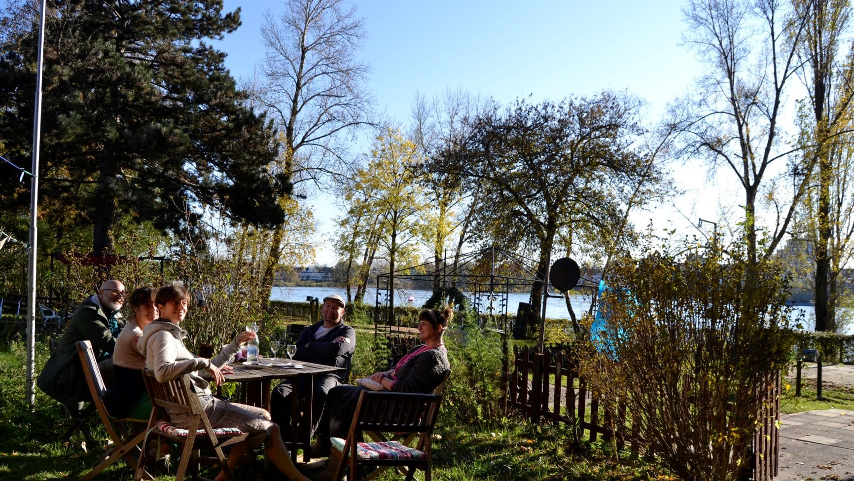 Campingplatzbewohner und Tinyhausbesitzer auf dem Wiesenhaus Campingplatz in Köln: Dort gehört gute Nachbarschaft und Beisamensein zum Lebensgefühl dazu.