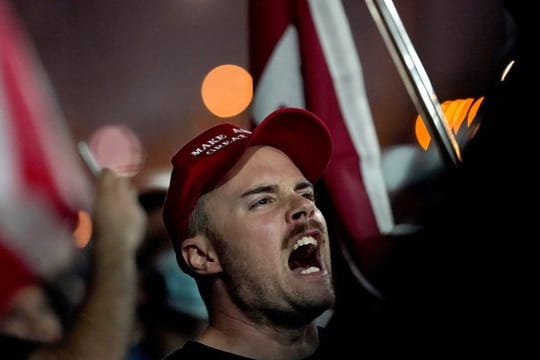 Anhänger von Donald Trump demonstrieren in Phoenix/Arizona.