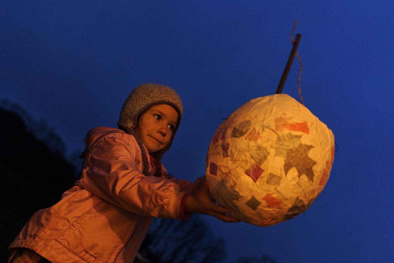Ein Mädchen hält eine Martinslaterne (Symbolbild): Wegen der Corona-Pandemie konnten Kinder am Martinstag nicht mit ihren selbstgebastelten Laternen durch die Straßen ziehen.