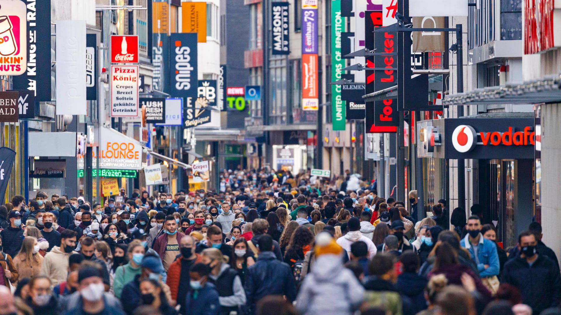 Fußgänger in der Kölner Innenstadt: Auch während des Teil-Lockdowns herrscht großer Passantentrubel in der Einkaufsstraße.