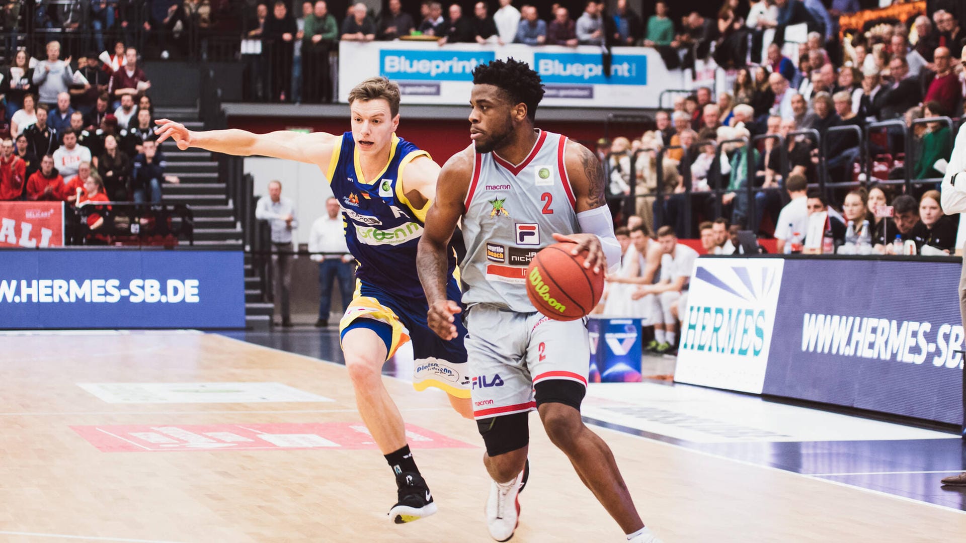 Spieler von den Artland Dragons und Phoenix Hagen bei einer früheren Partie (Archivbild): Auf den LED-Wänden im Hintergrund können sich Fans in der heimischen Krollmann-Arena abbilden lassen.