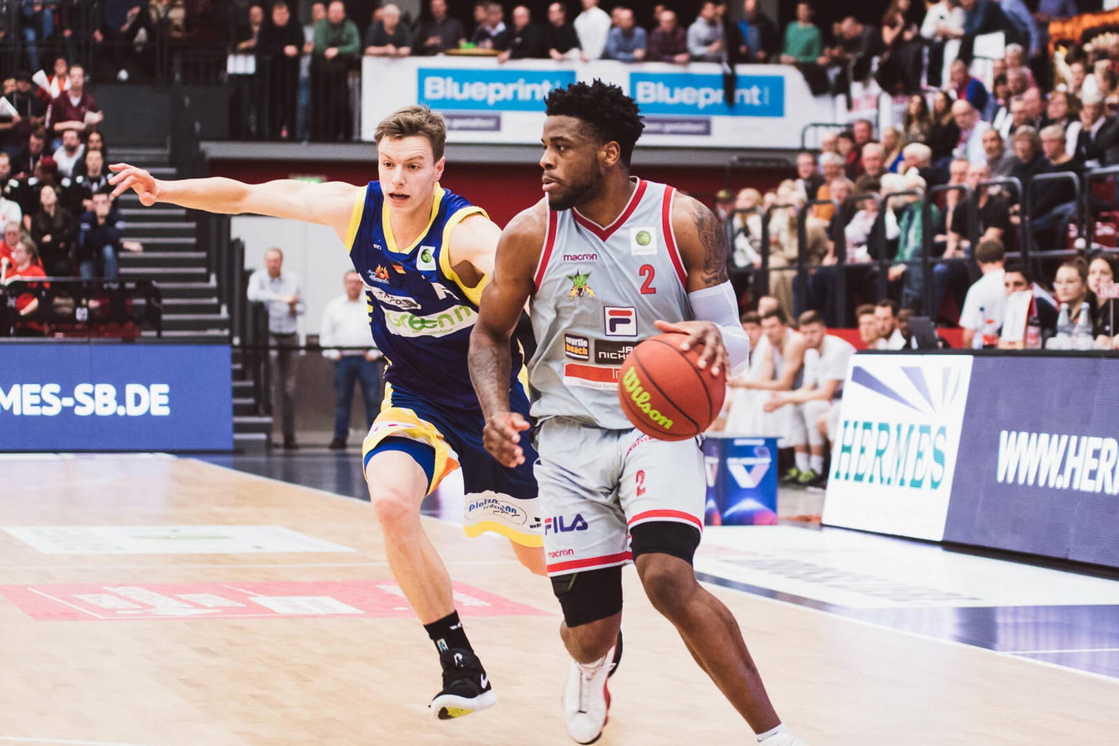 Spieler von den Artland Dragons und Phoenix Hagen bei einer früheren Partie (Archivbild): Auf den LED-Wänden im Hintergrund können sich Fans in der heimischen Krollmann-Arena abbilden lassen.