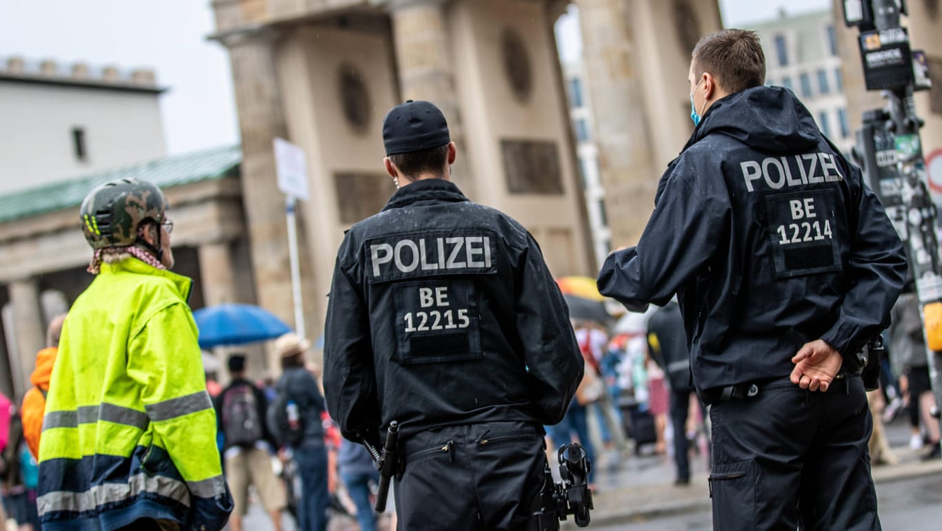 Polizisten am Rande einer Kundgebung am Brandenburger Tor: Ein Polizist, der im August eine Corona-Demo in Berlin auflöste, wird nun offenbar bedroht.