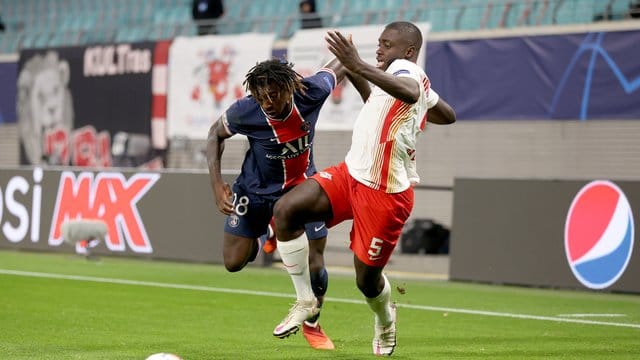 Der Leipziger Dayot Upamecano (r) fällt mindestens zehn Tage aus. Der Leipziger Dayot Upamecano (r) fällt mindestens zehn Tage aus.