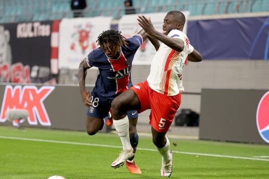 Der Leipziger Dayot Upamecano (r) fällt mindestens zehn Tage aus.
