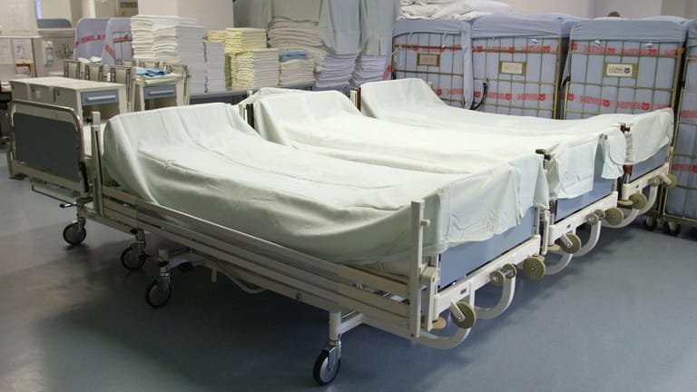Ein Bettenlager eines Krankenhauses (Symbolbild): In Gauting bei München haben Menschen auf einer illegalen Halloweenparty auf einem Klinikgelände Notfallausrüstung zerstört.