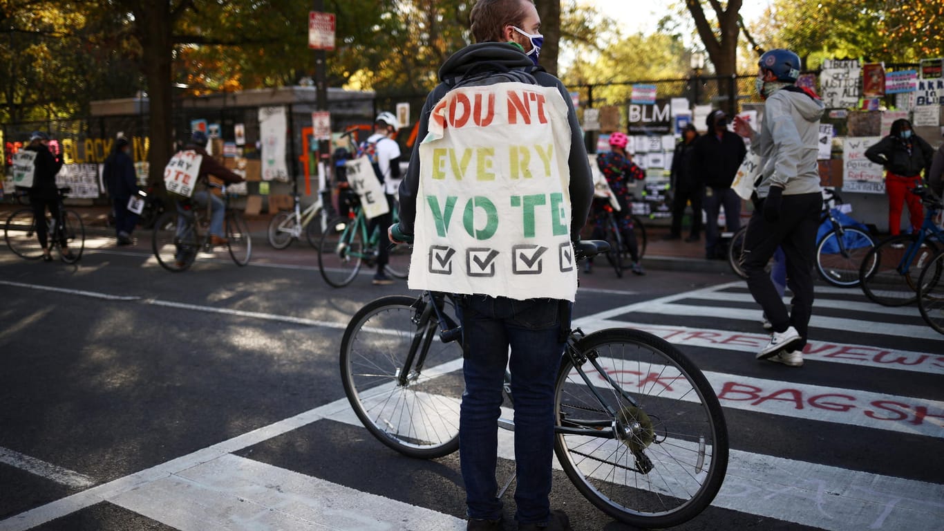 Proteste vor dem Weißen Haus: Hauptsächlich Unterstützer der Demokraten fordern, dass alle Stimmen gezählt werden.