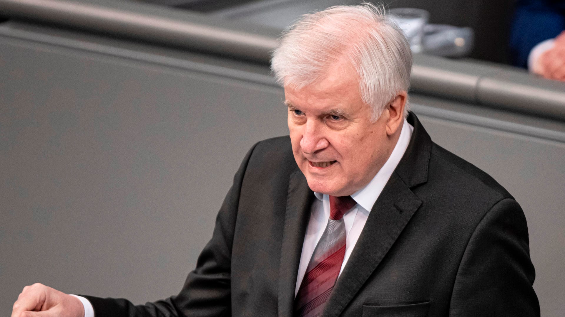 Innenminister Horst Seehofer bei seiner Rede im Bundestag: Er glaubt, dass "mit Anschlägen auch bei uns jederzeit gerechnet werden muss".