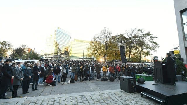 Bürger und Journalisten nehmen an der Gedenkveranstaltung der Jüdischen HochschülerInnenschaft der ÖH Uni Wien und der Muslimischen Jugend Österreichs (MJÖ) für die Opfer des Anschlags in der Wiener Innenstadt teil. Bürger und Journalisten nehmen an der Gedenkveranstaltung der Jüdischen HochschülerInnenschaft der ÖH Uni Wien und der Muslimischen Jugend Österreichs (MJÖ) für die Opfer des Anschlags in der Wiener Innenstadt teil.