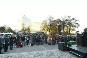 Bürger und Journalisten nehmen an der Gedenkveranstaltung der Jüdischen HochschülerInnenschaft der ÖH Uni Wien und der Muslimischen Jugend Österreichs (MJÖ) für die Opfer des Anschlags in der Wiener Innenstadt teil.