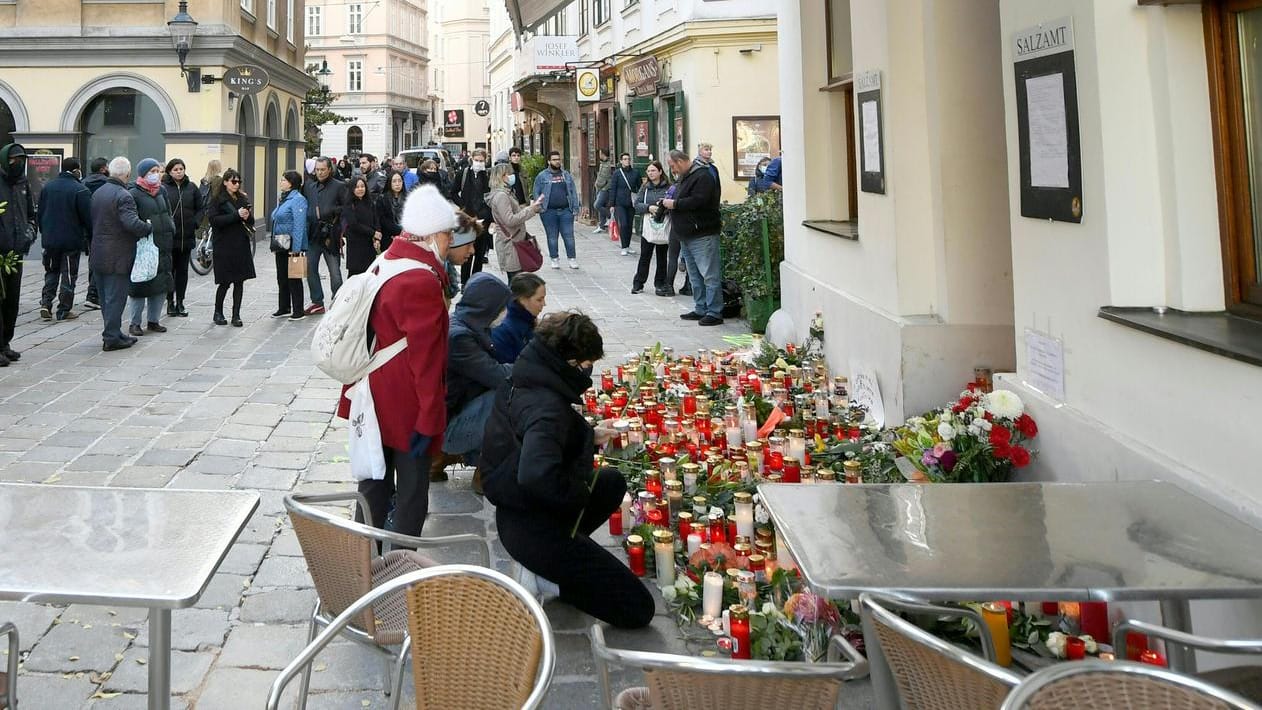 Passanten gedenken in Wien der Opfer des Terroranschlags: Bundesinnenminister Horst Seehofer sieht Verbindungen des Attentäters nach Deutschland. Passanten gedenken in Wien der Opfer des Terroranschlags: Bundesinnenminister Horst Seehofer sieht Verbindungen des Attentäters nach Deutschland.