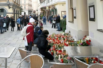 Passanten gedenken in Wien der Opfer des Terroranschlags: Bundesinnenminister Horst Seehofer sieht Verbindungen des Attentäters nach Deutschland.