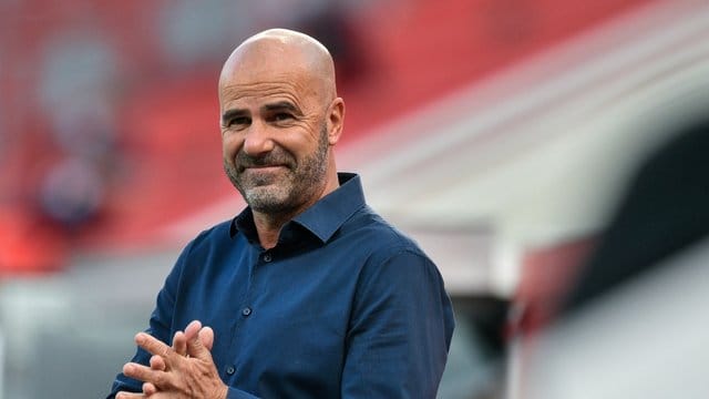 Plant für das Spiel gegen Hapoel Be'er Sheva mit komplett neuer Viererkette: Peter Bosz, Trainer von Bayer 04 Leverkusen. Plant für das Spiel gegen Hapoel Be'er Sheva mit komplett neuer Viererkette: Peter Bosz, Trainer von Bayer 04 Leverkusen.