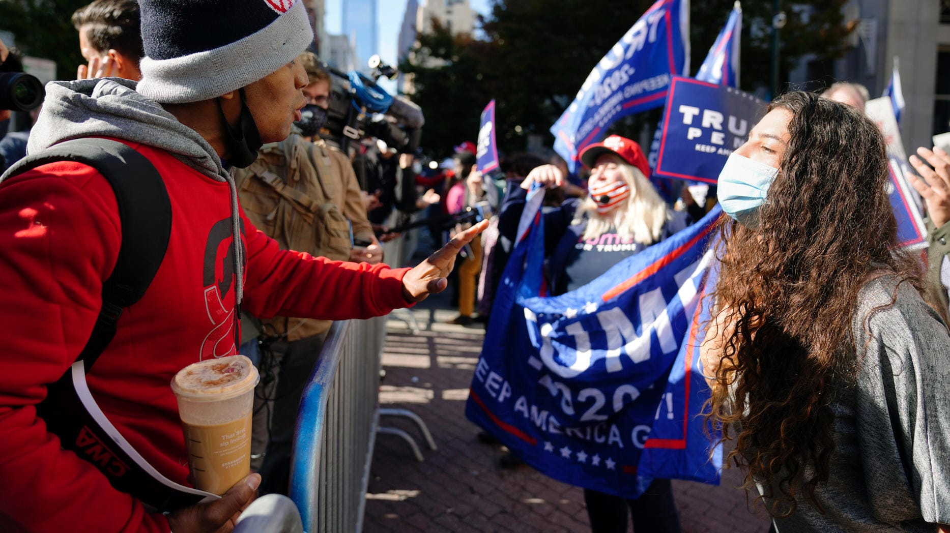 Biden- und Trump-Anhänger liefern sich in Philadelphia ein Wortgefecht: Im Bundesstaat Pennsylvania gibt es eine juristische Auseinandersetzung um die Auszahlung von Briefwahlstimmen.