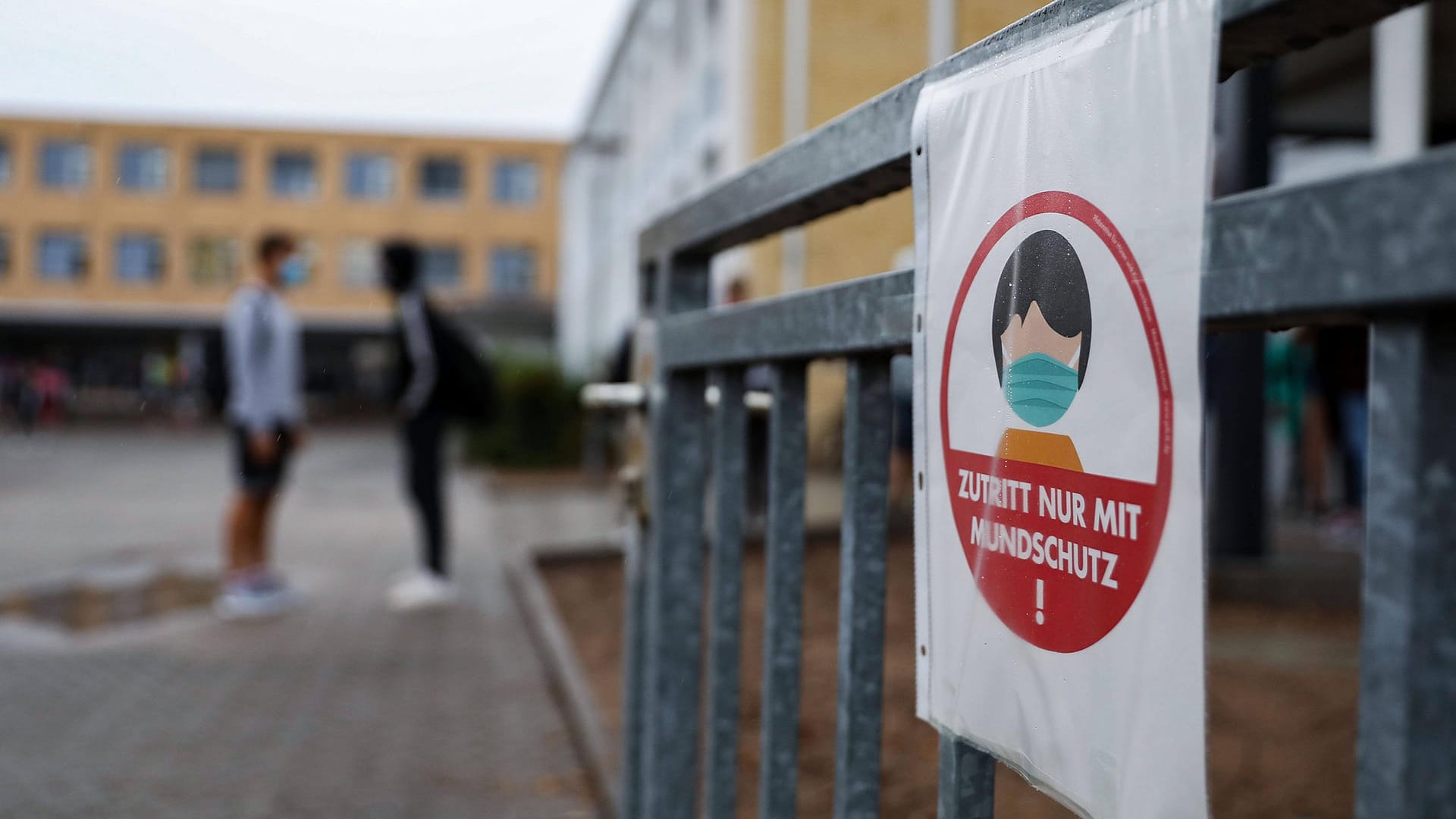 Mund-Nasen-Bedeckungen an Schulen: "Querdenken" wendet sich dagegen, hatte einen Plan, an 1.000 Schulen Fake-Masken zu verteilen. Nun war er angeblich nicht ernst gemeint.