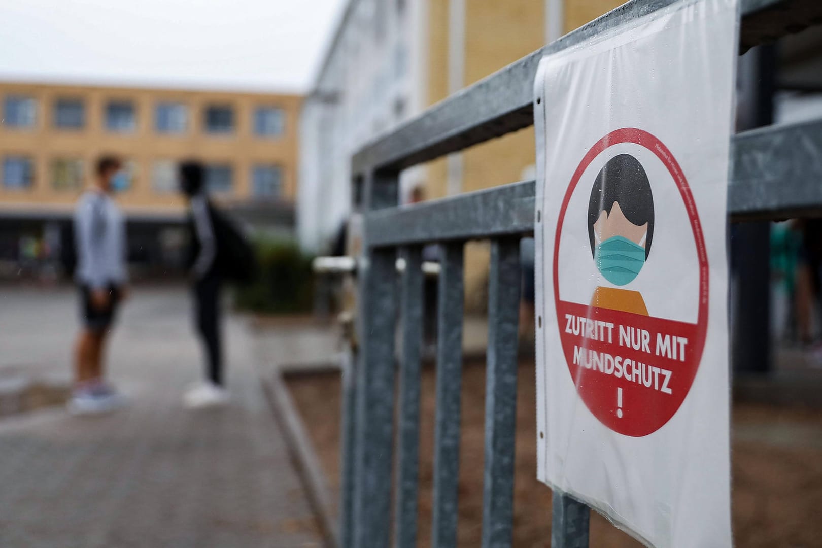 Mund-Nasen-Bedeckungen an Schulen: "Querdenken" wendet sich dagegen, hatte einen Plan, an 1.000 Schulen Fake-Masken zu verteilen. Nun war er angeblich nicht ernst gemeint.