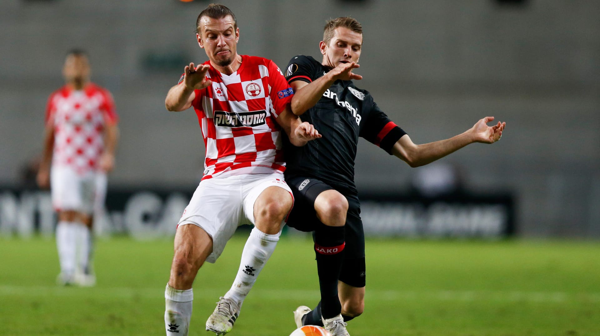 Umkämpftes Spiel: Sean Goldberg (l.) von Hapoel Be'er Sheva gegen Leverkusens Lars Bender.