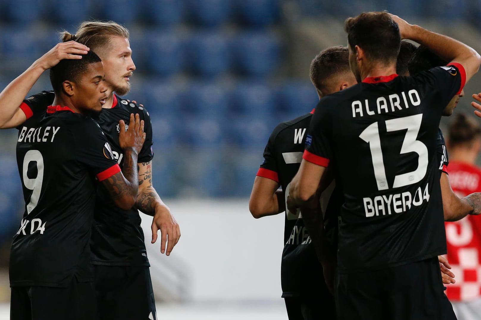 Jubel bei Bailey (l.), Alario (r.) und Co.: Leverkusen gewinnt in der Europa League bei Hapoel Be'er Sheva.