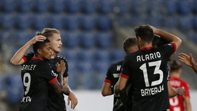Die Spieler von Bayer Leverkusen feiern einen Treffer gegen das Team von Hapoel Be'er Sheva. Die Spieler von Bayer Leverkusen feiern einen Treffer gegen das Team von Hapoel Be'er Sheva.