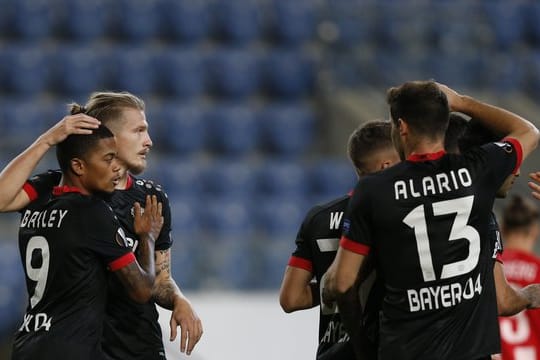Die Spieler von Bayer Leverkusen feiern einen Treffer gegen das Team von Hapoel Be'er Sheva.