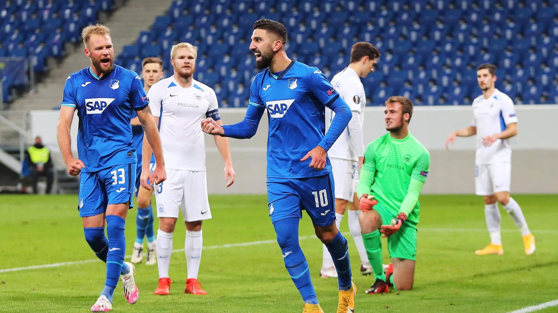 Hoffenheims Doppeltorschütze Munas Dabbur freut sich mit Teamkollege Klauss (l.) über seinen Treffer zum 1:0.