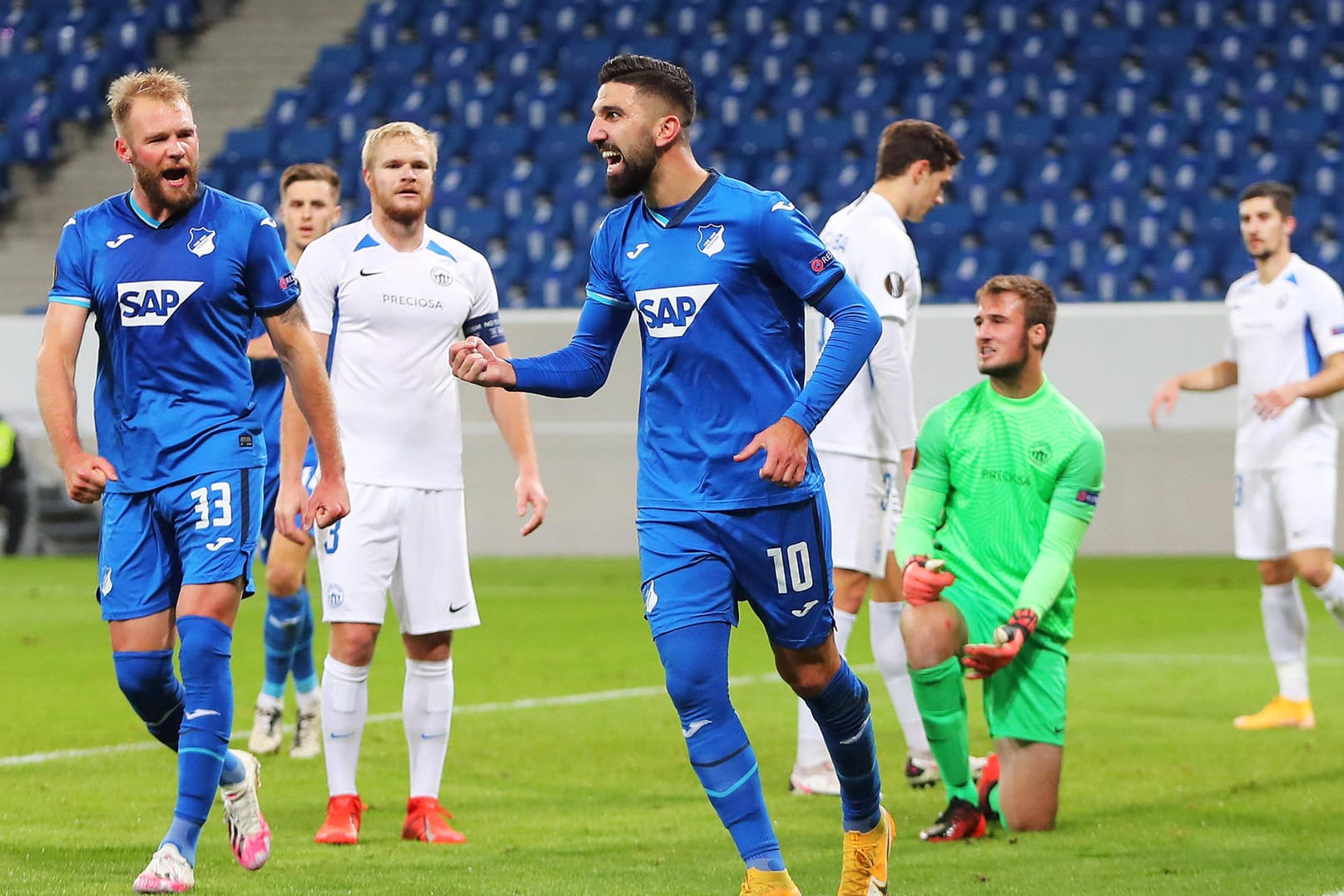 Hoffenheims Doppeltorschütze Munas Dabbur freut sich mit Teamkollege Klauss (l.) über seinen Treffer zum 1:0.