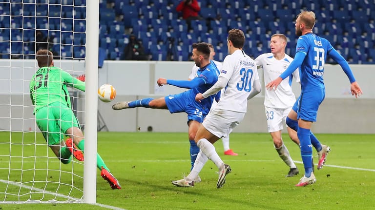 Schlusspunkt: Hoffenheims Joker Sargis Adamyan (2.v.l.) drückt den Ball zum 5:0-Endstand gegen Slovan Liberec über die Linie.