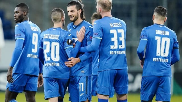 Hoffenheims Torschütze Florian Grillitsch (M) jubelt mit Mannschaftskollegen über das Tor zum 3:0.